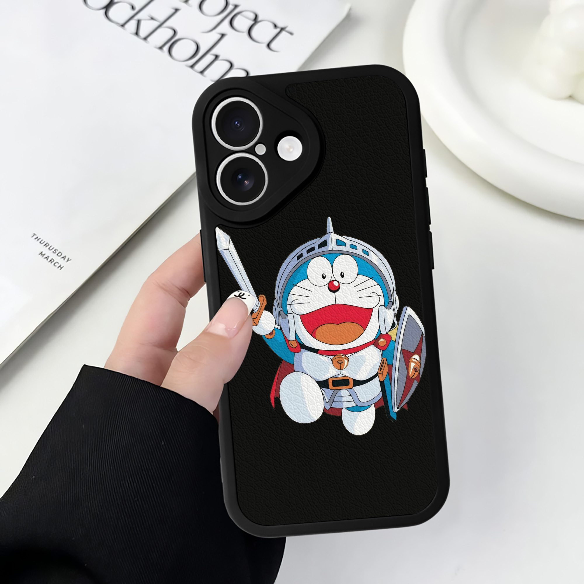 （画像用） ドラえもん Doraemon 【iPhone 16シリーズ対応】シリコンスマホケース（レザー調） 材質：シリコン